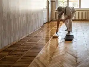 Operaio lucida il pavimento