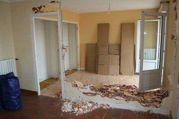 parete demolita per creare più spazio all'interno di un salone